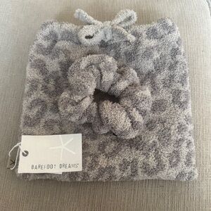 BAREFOOT DREAMS CozyChic™ Scrunchie & Bag Travel Set